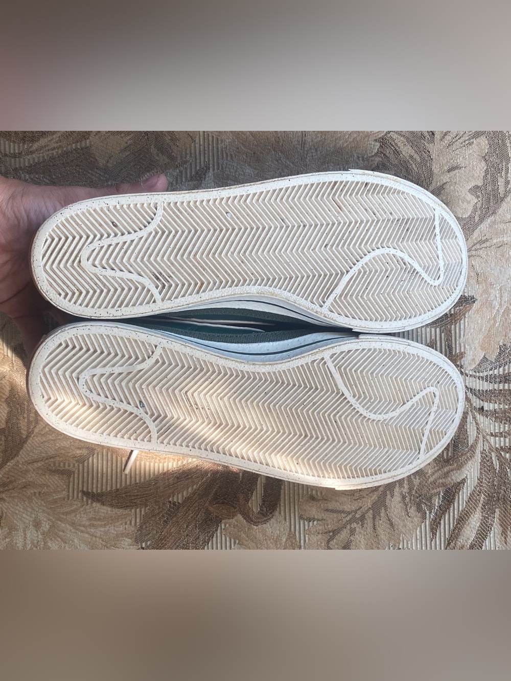 Nike Green Low-Top Sneakers with White Swoosh Men’s 8.5 - Picture 10 of 10